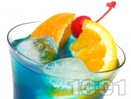 Коктейл Син секс на плажа с водка, ликьор праскова, синьо кюрасо и сок от ананас